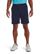 Short de golf azul marino, ligero y elástico, diseñado para atletas. Incluye cinturón negro con hebilla plateada.