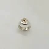 Anillo de plata 925 con aplique en oro 9k con el símbolo de enfermería.