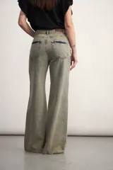 Pantalón de jean celeste con efecto lavado, corte recto y tiro alto.