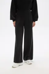 Pantalón de poliéster color marrón, de corte recto y tiro alto con pinzas frontales.