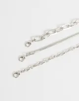 Set de tres collares dorados de metal con diferentes tipos de eslabones.
