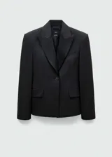 Blazer negro con solapas satinadas, forro interior y cierre de un botón.