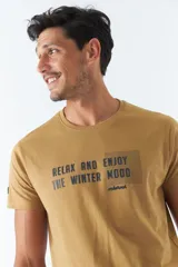 Remera de hombre color ocre con estampado frontal con la frase 'Relax and enjoy the winter mood' y logo de la marca Mistral.