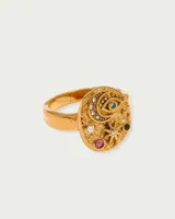 Anillo dorado de acero quirúrgico hipoalergénico con baño en oro 18K y zirconias incrustadas. Diseño con luna, ojo turco, estrella y piedras de colores.