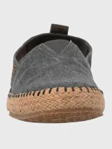 Alpargata de lona color gris con suela de yute y ajuste elástico.