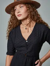Vestido corto blanco con bordado broderie, escote en V y mangas cortas.