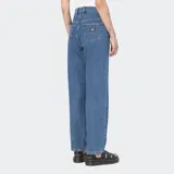 Pantalón de jean azul de corte recto, tiro alto y calce regular.