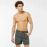 Short de baño gris con estampado de palmeras color naranja, cintura elástica con cordón ajustable blanco y negro.