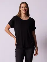 Remera color durazno con textura y espalda con aplique de botones.