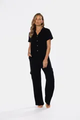 Pantalón cargo negro de lino con bolsillos laterales y cintura elastizada.