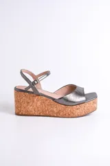 Sandalias plateadas con plataforma de corcho, tira delgada en el tobillo y plantilla cuadrada.
