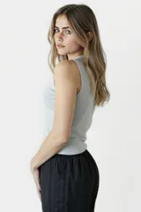 Musculosa blanca de algodón con cuello redondo y corte ajustado.