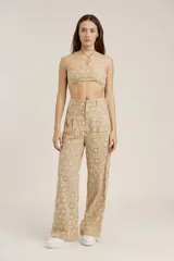 Top strapless color beige con bordado de flores.