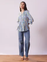 Blusa estampada de gasa marca Ruby Rd, con cuello a la base, escote en V, botones y mangas 3/4 regulables.