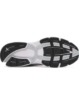 Championes deportivos UNISEX UA Sola, color blanco con detalles plateados. Diseño con líneas limpias y detalles esculpidos con toques retro.