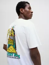 Camiseta blanca de manga corta y cuello redondo con estampado en el frente que dice "It's your lucky day" sobre un montón de monedas de oro y la frase "Fortune Overload" abajo.
