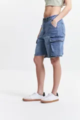 Short cargo estilo jean color negro, con efecto desgastado y bolsillos laterales con solapa.