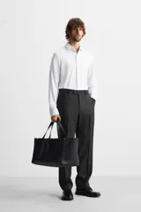 Camisa azul marino slim fit de manga larga con cuello italiano abierto y cierre frontal con botones.