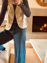 Chaleco de cuero ovino italiano color dorado, con tachas plateadas.