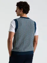 Chaleco de punto con escote en V, color azul marino con rayas verticales blancas y logo bordado en el pecho.