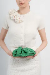 Cartera sobre azul de cuero con frunces y pespuntes diagonales.