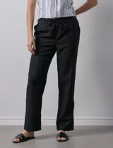 Pantalón verde claro de lino, marca Alex & Jordan. Tiene pretina ancha con lazo de ajuste y bolsillos verticales delanteros.