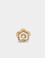 Broche dorado con forma de flor.