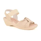 Sandalia de cuero color beige, con taco de cuña y tira elástica en el tobillo.