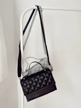Cartera de ecocuero con asas desmontables y regulables, diseño acolchado y cierre frontal.