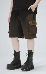 Bermuda cargo unisex con bolsillos laterales con tapa, corte oversize y proceso de desgaste. Confeccionada en rústico de algodón color negro con efecto degradado.