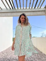 Camisero con estampado de rombos color verde y beige, con cuello camisero, abotonado y mangas 3/4.