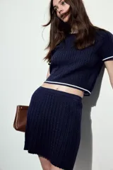 Minifalda azul marino de punto trenzado con elástico en la cintura y corte acampanado.