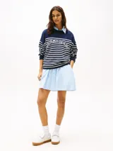 Sweater Tommy Jeans de algodón regenerativo, con cuello redondo y diseño a rayas horizontales en azul marino y blanco. Presenta el logo de la marca bordado en el pecho y en el puño.