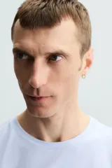 Camiseta slim fit de manga corta y cuello redondo, confeccionada en tejido de algodón con elasticidad.