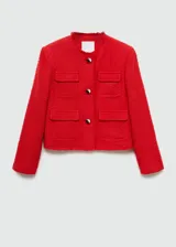 Chaqueta roja de tweed con cuello redondo, cierre frontal con botones dorados y cuatro bolsillos delanteros con solapa.
