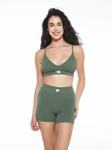 Short deportivo verde militar de tejido acanalado sin costuras.