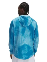 Buzo con capucha Under Armour Rival Terry AOP, con estampado integral celeste y blanco, logo estampado en el pecho y bolsillo tipo canguro.