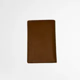 Billetera de cuero color camel con tecnología RFID-blocking, cierre magnético y capacidad para 5-7 tarjetas en el tarjetero anticlonación + 2 tarjetas adicionales en bolsillo interno y trasero. Bolsillo frontal con espacio adicional para efectivo.