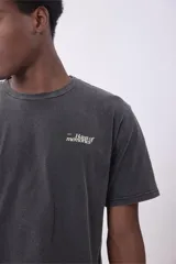 Remera gris oscuro con efecto lavado, cuello redondo y logo pequeño bordado en el pecho.
