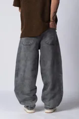 Pantalón jean gris de corte amplio y tiro alto.