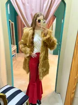 Tapado de piel sintética color camel, corte recto y silueta relajada, con interior forrado y bolsillos funcionales.