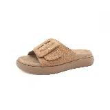 Sandalias negras con plataforma, tira ancha sobre el empeine con hebilla decorativa y plantilla color camel.