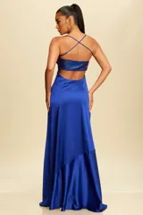 Vestido largo de satén color champagne, con breteles finos y escote drapeado con detalle de tachas doradas. Presenta tajo lateral alto.