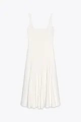 Vestido midi blanco de Zara Woman Collection, con escote cuadrado y sin mangas. Corte al cuerpo con falda evasé. Cierre con cremallera oculta en la costura.