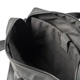 Maletín negro de símil cuero con acceso por cierre y botones imantados. Tiene un bolsillo externo con cierre y bolsillos internos, uno con cierre y otro abierto para tablet. Incluye correa regulable y asas fijas.