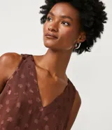 Blusa sin mangas color marrón con estampado de hojas, cuello de pico y textura jacquard.