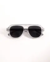 Lentes de sol estilo aviador con armazón transparente y lentes polarizadas negras.