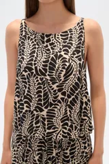 Blusa sin mangas con estampado de hojas color verde oliva y beige.