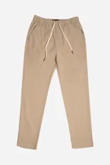 Pantalón jogger color beige de algodón y lino, con cintura elástica ajustable con cordón, bolsillos laterales y traseros, y logo estampado.