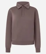 Saco femenino cerrado de algodón con felpa más sostenible, color beige. Presenta cuello polo con abotonado parcial, manga larga y bajo ajustado.